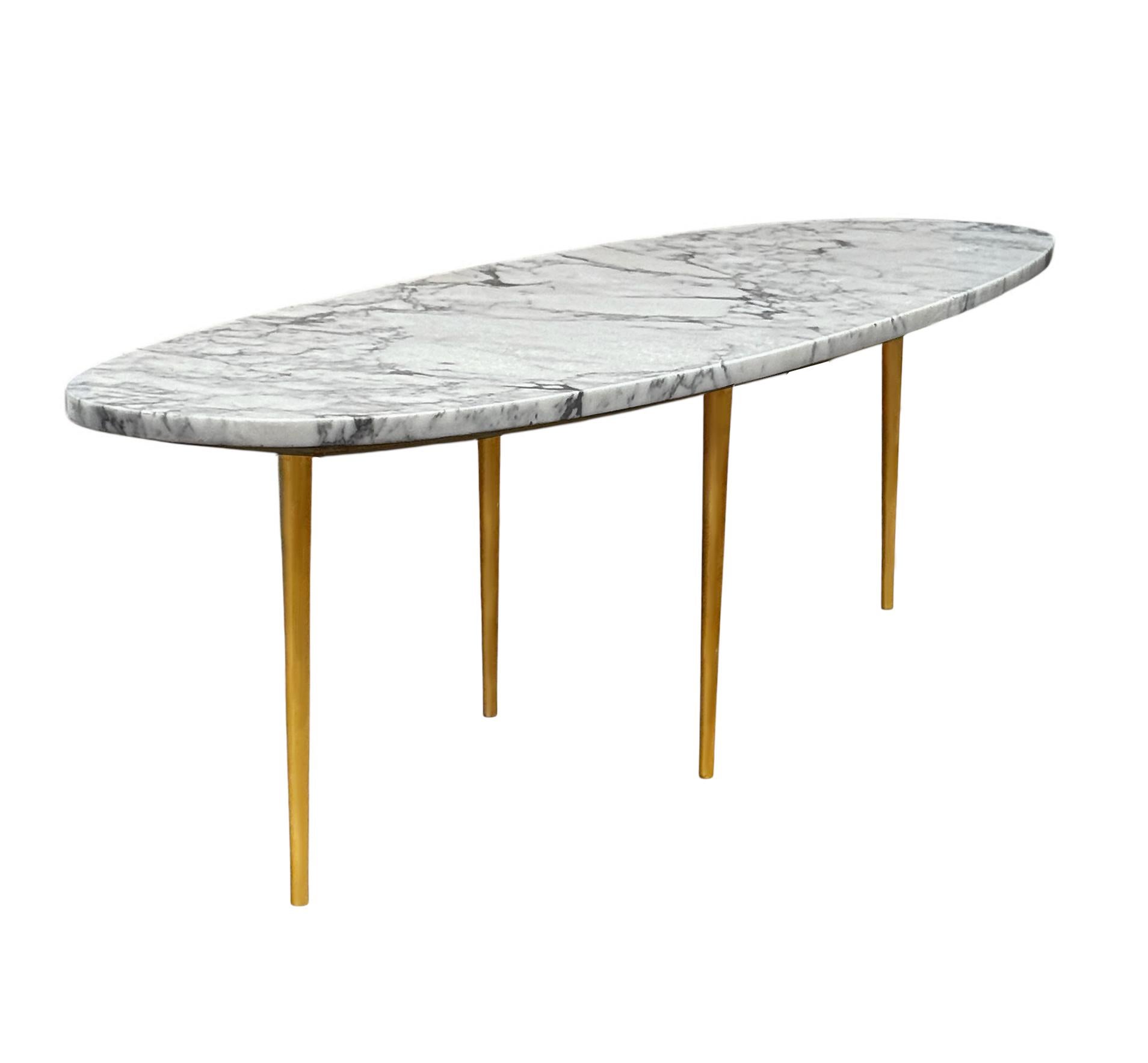 Longue table à cocktail ovale en marbre blanc du milieu du siècle à l'italienne avec pieds en stiletto doré Bon état - En vente à Philadelphia, PA