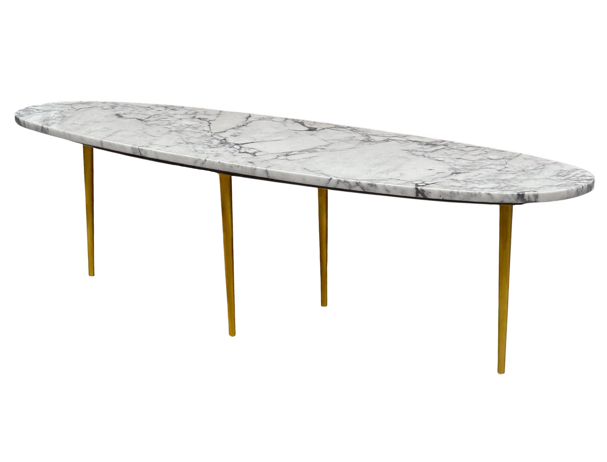 Milieu du XXe siècle Longue table à cocktail ovale en marbre blanc du milieu du siècle à l'italienne avec pieds en stiletto doré en vente