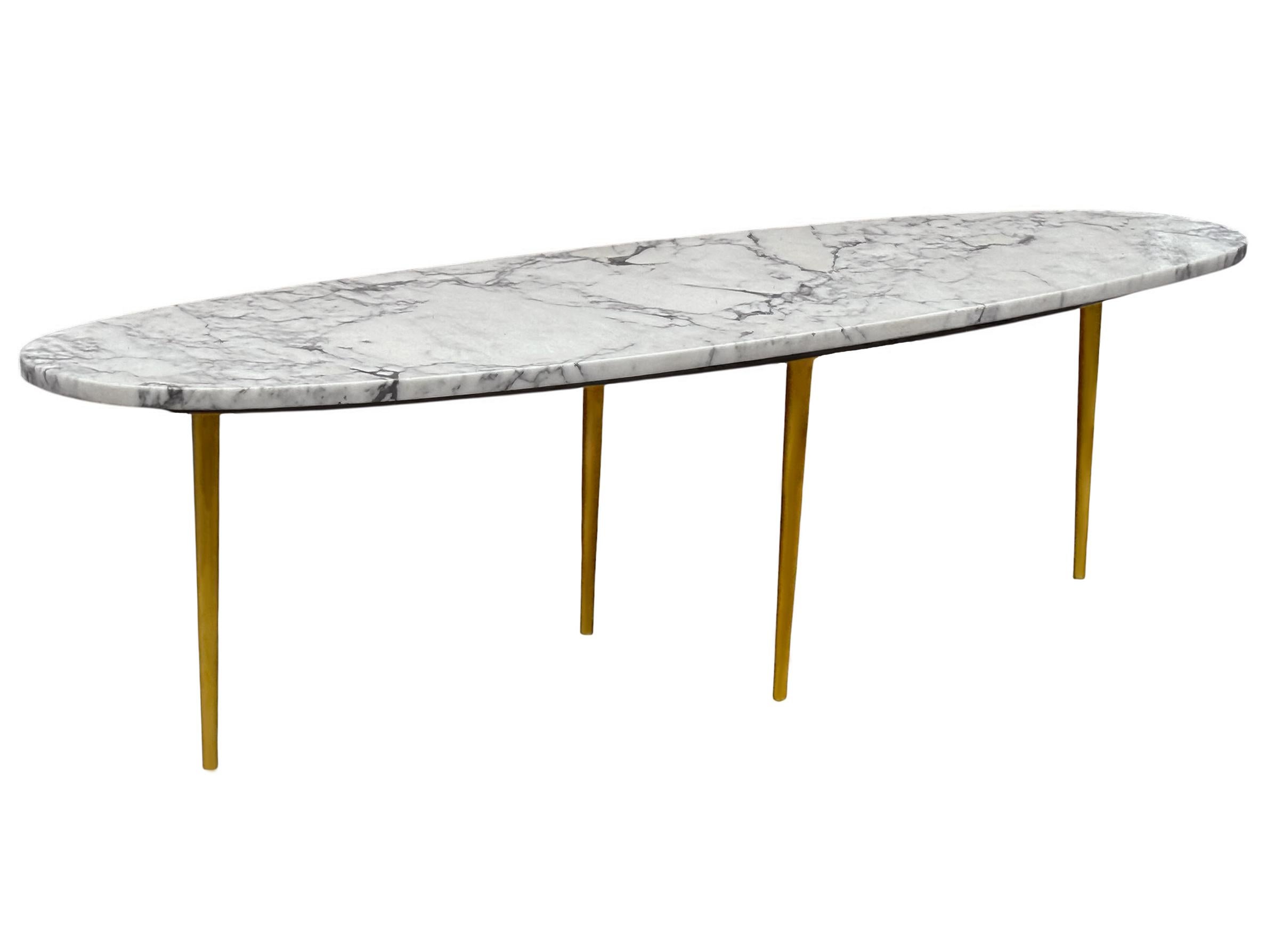 Longue table à cocktail ovale en marbre blanc du milieu du siècle à l'italienne avec pieds en stiletto doré en vente 1