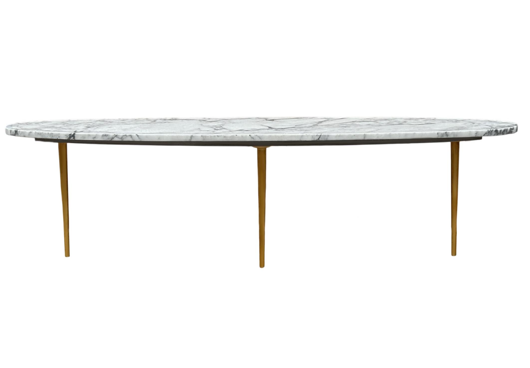 La plus belle table de cocktail en marbre veiné, avec des pieds en stiletto sexy. Importés d'Italie dans les années 1960 et marqués.