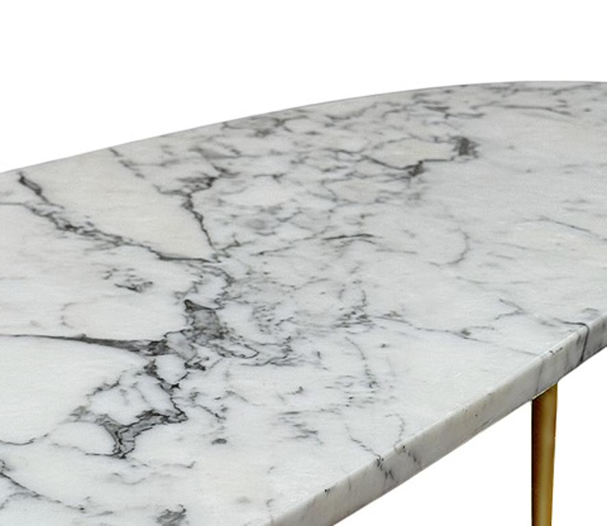 Marbre Longue table à cocktail ovale en marbre blanc du milieu du siècle à l'italienne avec pieds en stiletto doré en vente