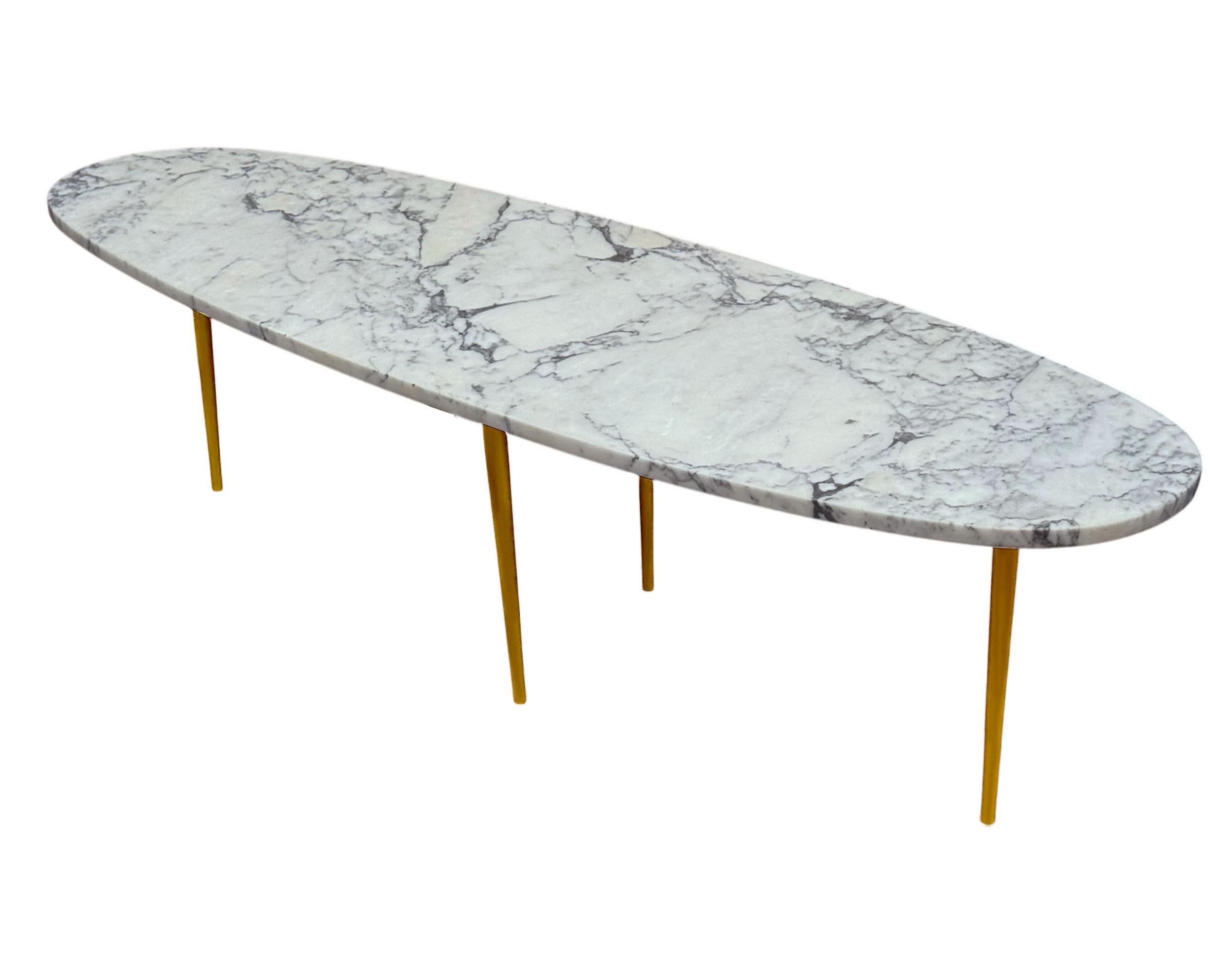 Longue table à cocktail ovale en marbre blanc du milieu du siècle à l'italienne avec pieds en stiletto doré en vente 2