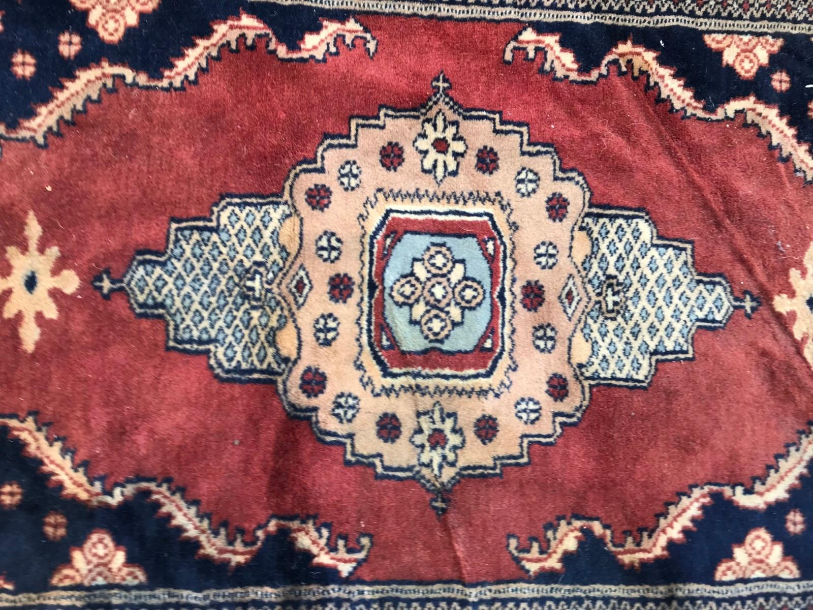 Bobyrug’s Long Pakistan Vintage Rug In Good Condition For Sale In Saint Ouen, FR