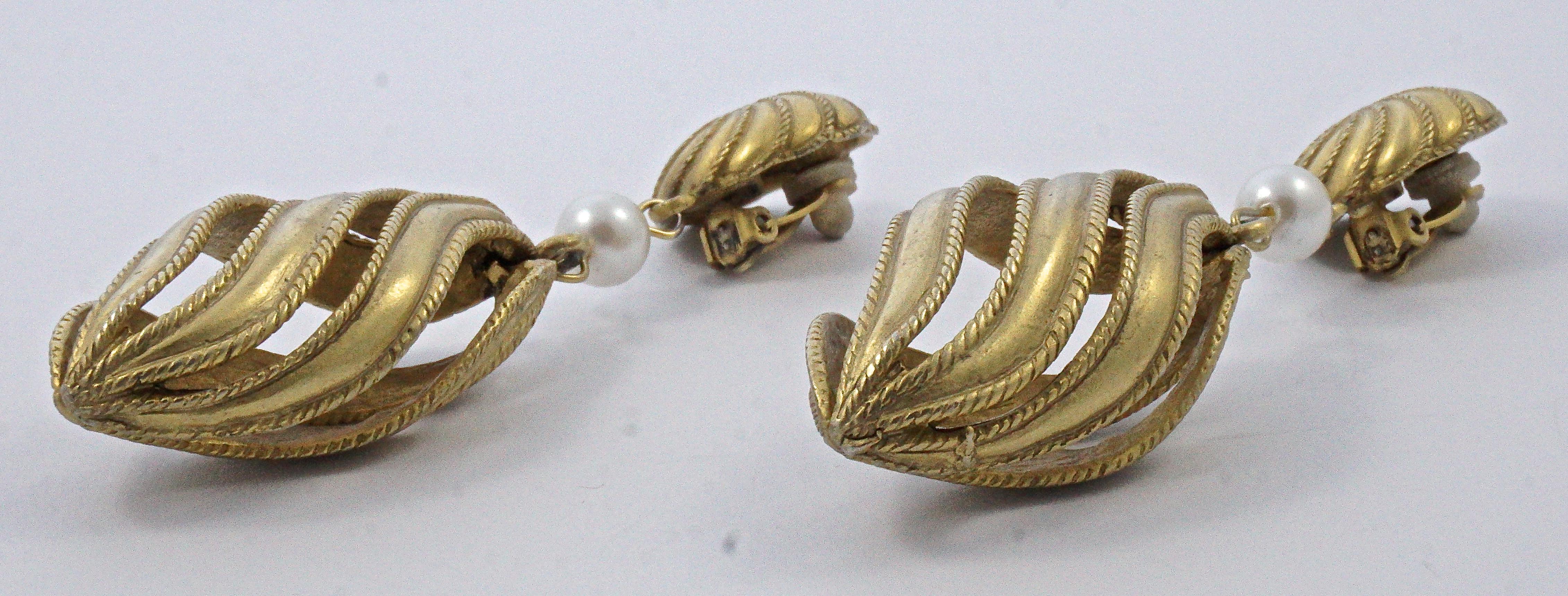 Long Pale Gold Plated and Faux Pearl Drop Statement Clip On Earrings circa 1970s In Good Condition For Sale In London, GB