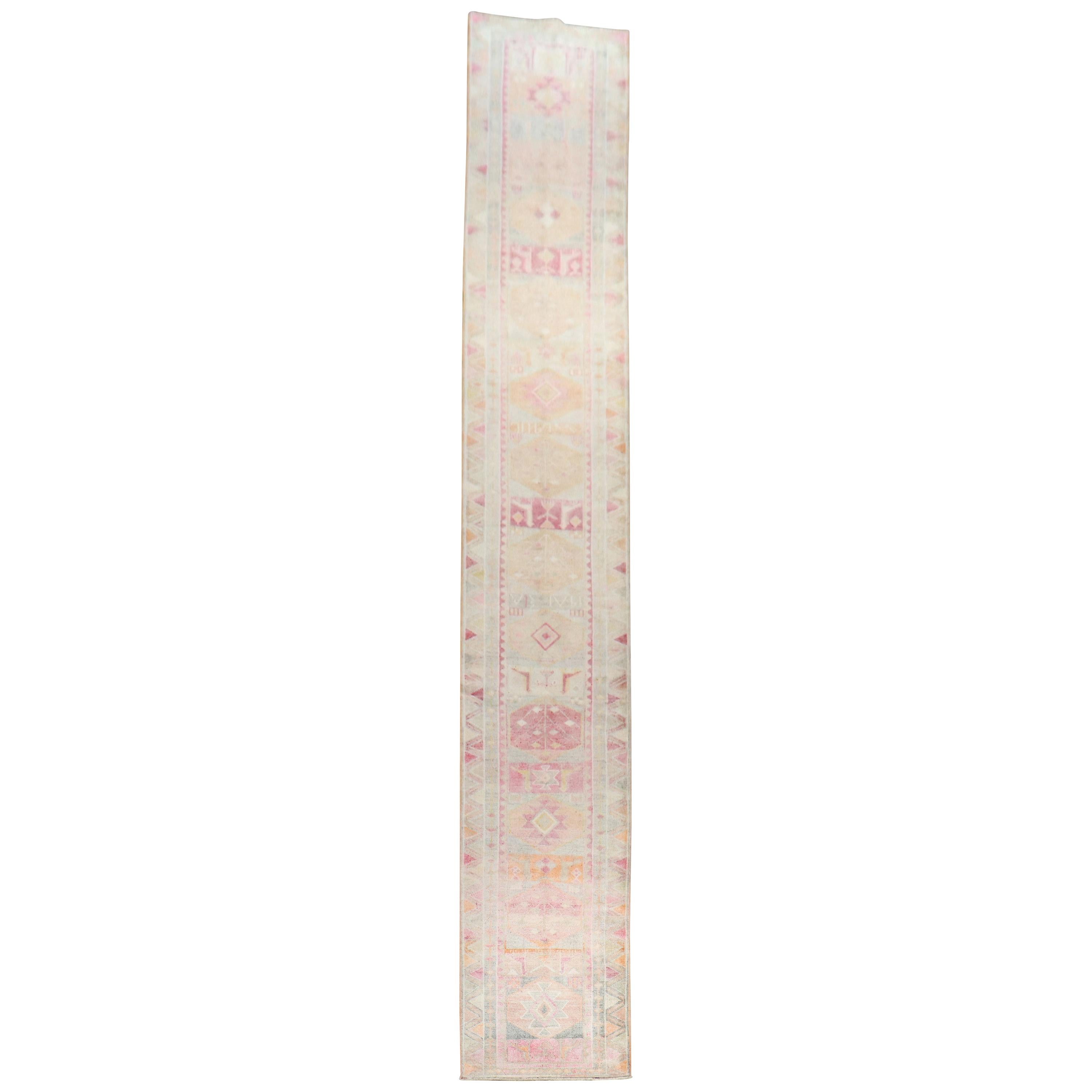 Long tapis de couloir géométrique turc d'Anatolie pastel