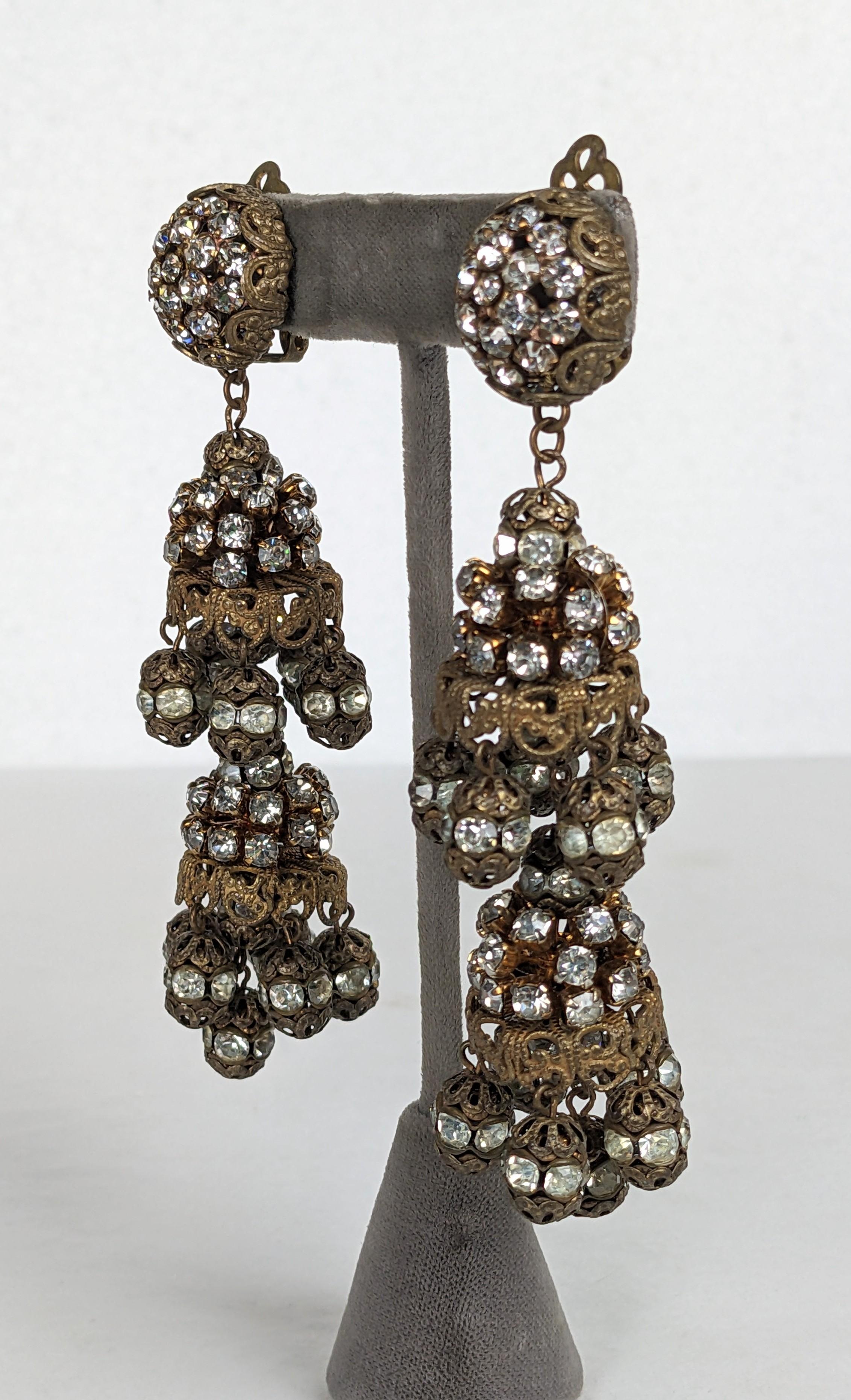 Lunghi e sorprendenti orecchini con pave ball attribuiti a Robert NY. I CAP in ottone filigranato con perline filigranate a forma di sfera pendono da orecchini a clip. Anni '50, Stati Uniti, non firmato. 