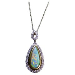 Pendentif long en forme de poire en opale et diamant avec chaîne de 18 pouces en or 18 carats.