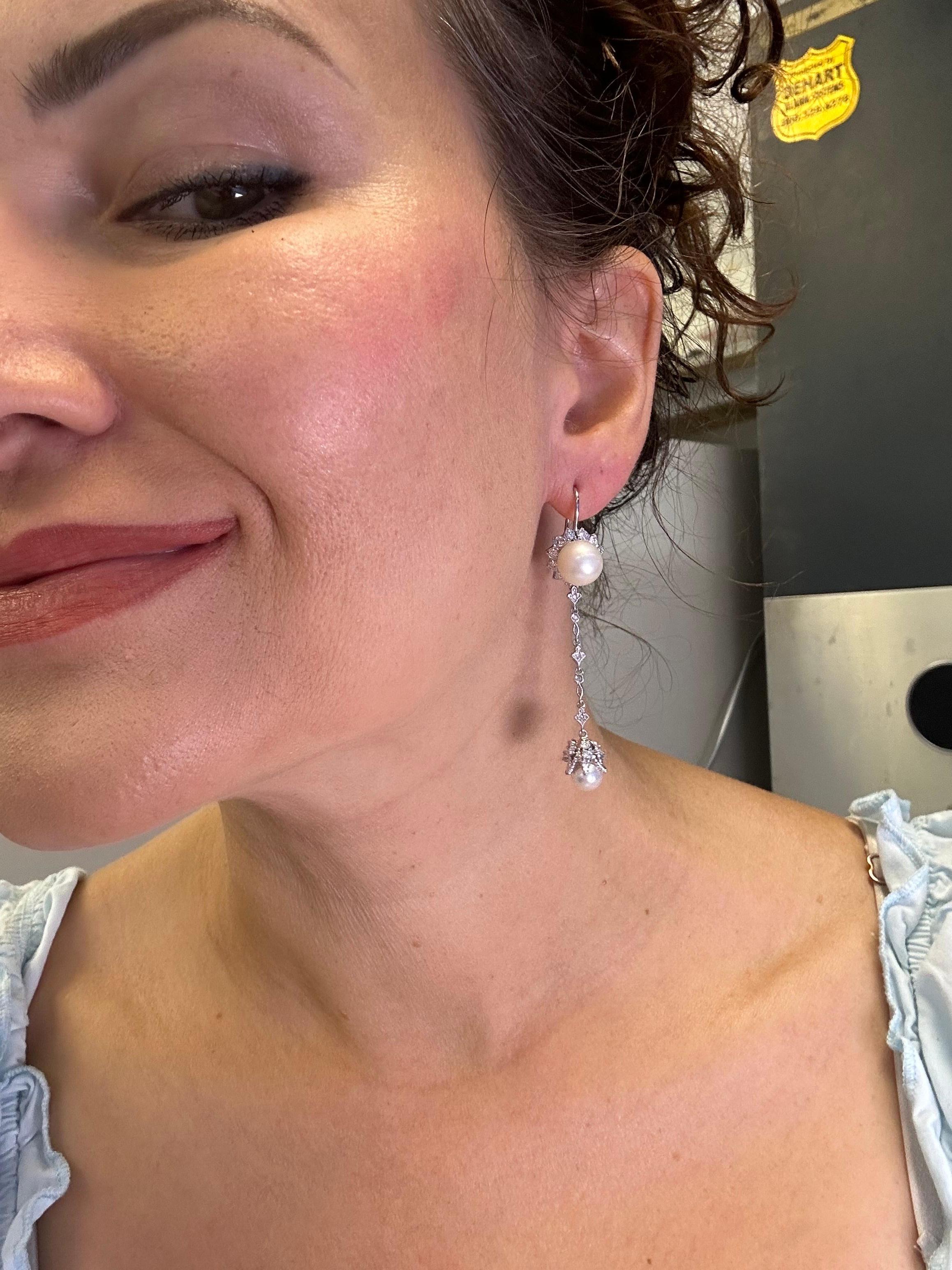 Taglio brillante Orecchini lunghi di perle con diamanti Orecchini pendenti da cocktail in oro 14kt in vendita