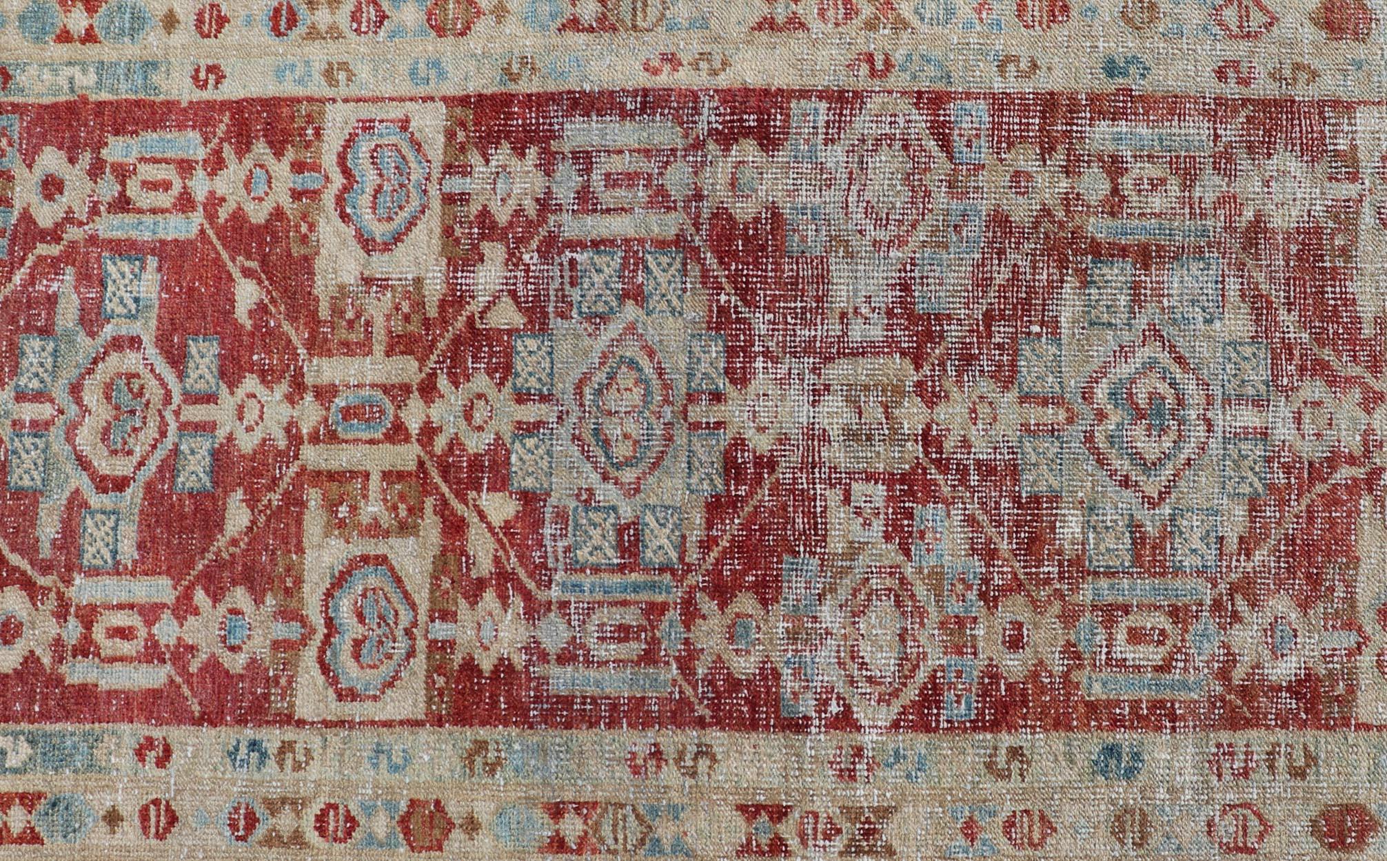 Antiker persischer Heriz-Läufer aus den 1910er Jahren mit satten Farben und kompliziertem Design im Angebot 2