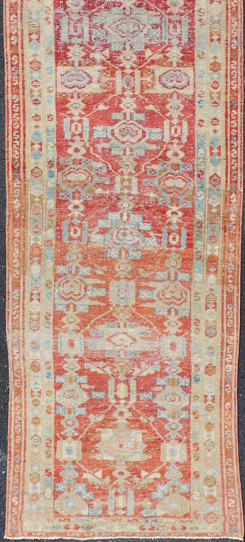 Antiker persischer Heriz-Läufer aus den 1910er Jahren mit satten Farben und kompliziertem Design (Heriz Serapi) im Angebot