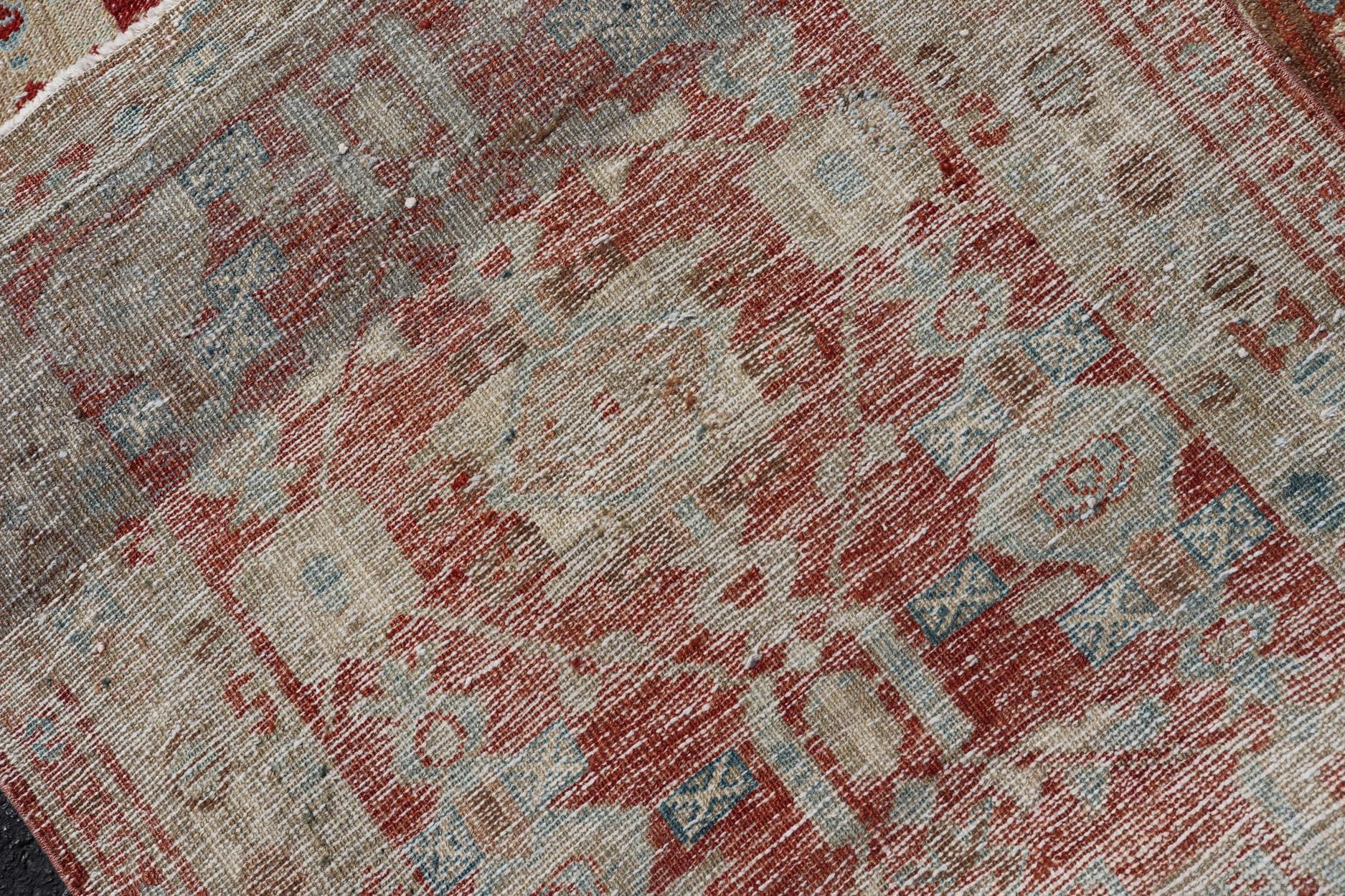 Antiker persischer Heriz-Läufer aus den 1910er Jahren mit satten Farben und kompliziertem Design (Persisch) im Angebot