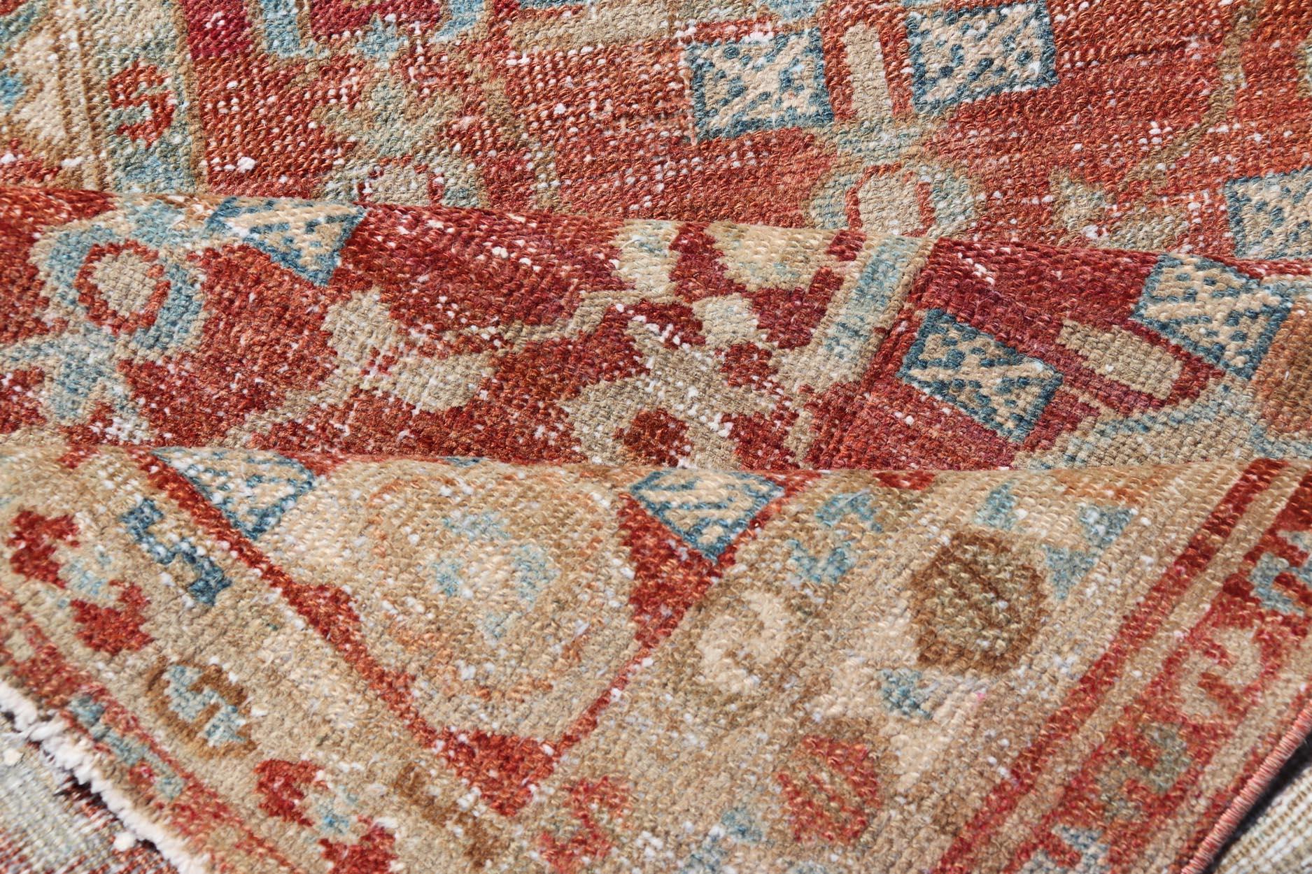 Antiker persischer Heriz-Läufer aus den 1910er Jahren mit satten Farben und kompliziertem Design (Handgeknüpft) im Angebot