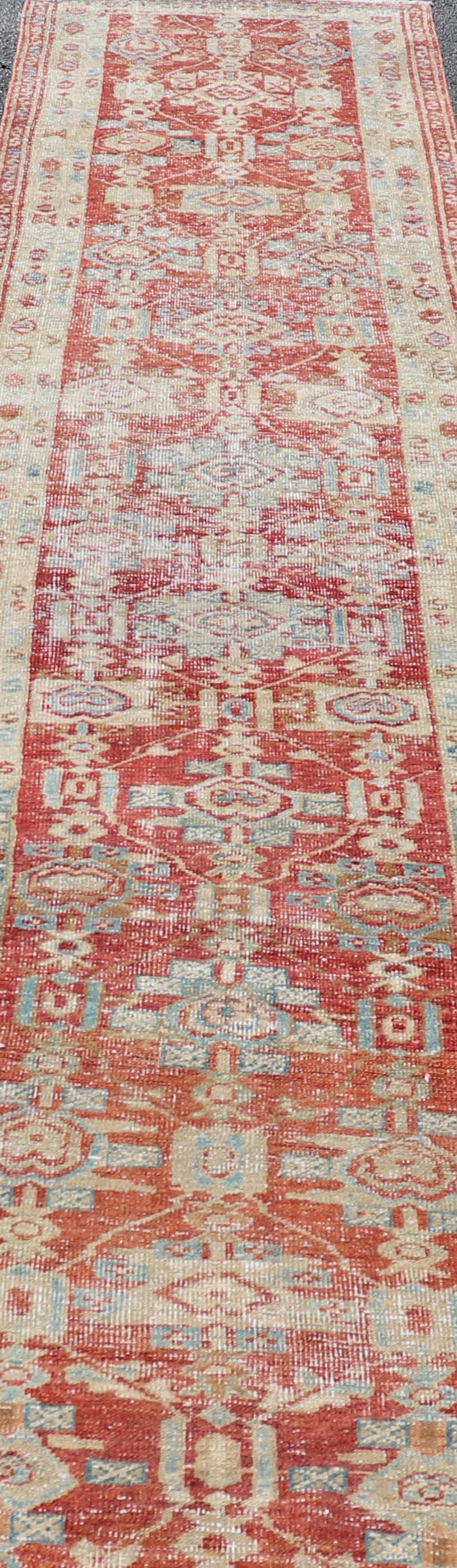 Antiker persischer Heriz-Läufer aus den 1910er Jahren mit satten Farben und kompliziertem Design im Zustand „Gut“ im Angebot in Atlanta, GA