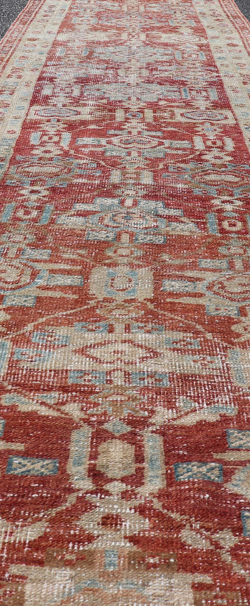 Antiker persischer Heriz-Läufer aus den 1910er Jahren mit satten Farben und kompliziertem Design (20. Jahrhundert) im Angebot