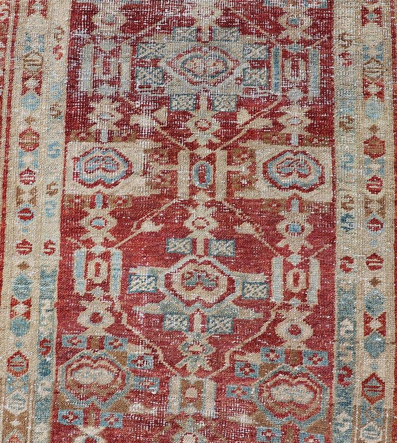 Antiker persischer Heriz-Läufer aus den 1910er Jahren mit satten Farben und kompliziertem Design (Wolle) im Angebot