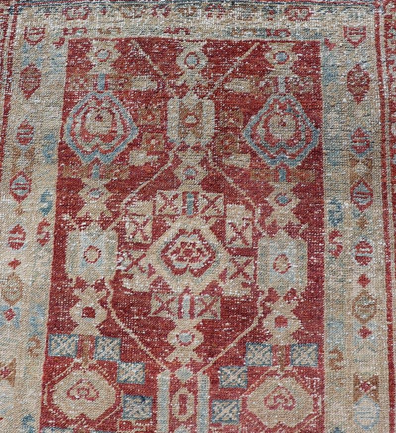 Antiker persischer Heriz-Läufer aus den 1910er Jahren mit satten Farben und kompliziertem Design im Angebot 1