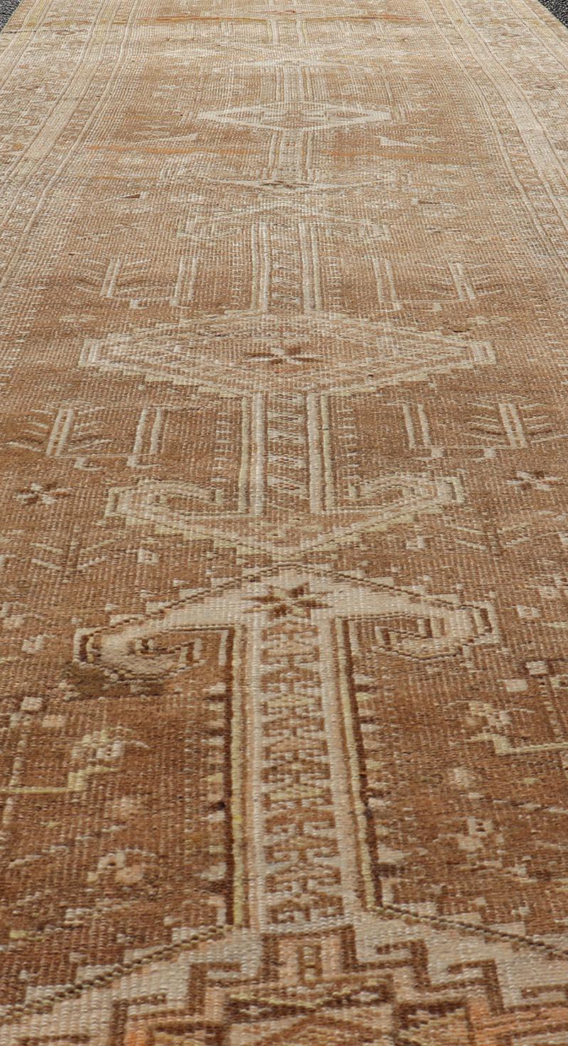 Maße: 3'9 x 14'3 
Langer persischer Heriz-Läufer mit zentralen Medaillons in Braun, Tan . Keivan Woven Arts / Teppich EMB-9675-13537, Herkunftsland / Art: Iran / Heriz, um 1920.

Dieser prächtige, lange persische Heriz-Läufer zeigt ein exquisites