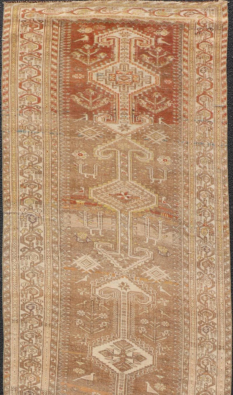 Langer persischer Heriz-Läufer mit zentralen Medaillons in Brown & Tan   3'9 x 14'3 (Heriz Serapi) im Angebot