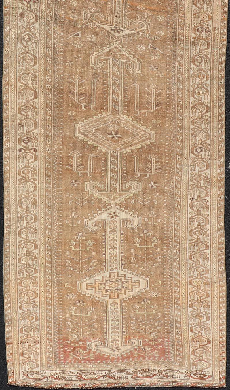 Langer persischer Heriz-Läufer mit zentralen Medaillons in Brown & Tan   3'9 x 14'3 (Persisch) im Angebot