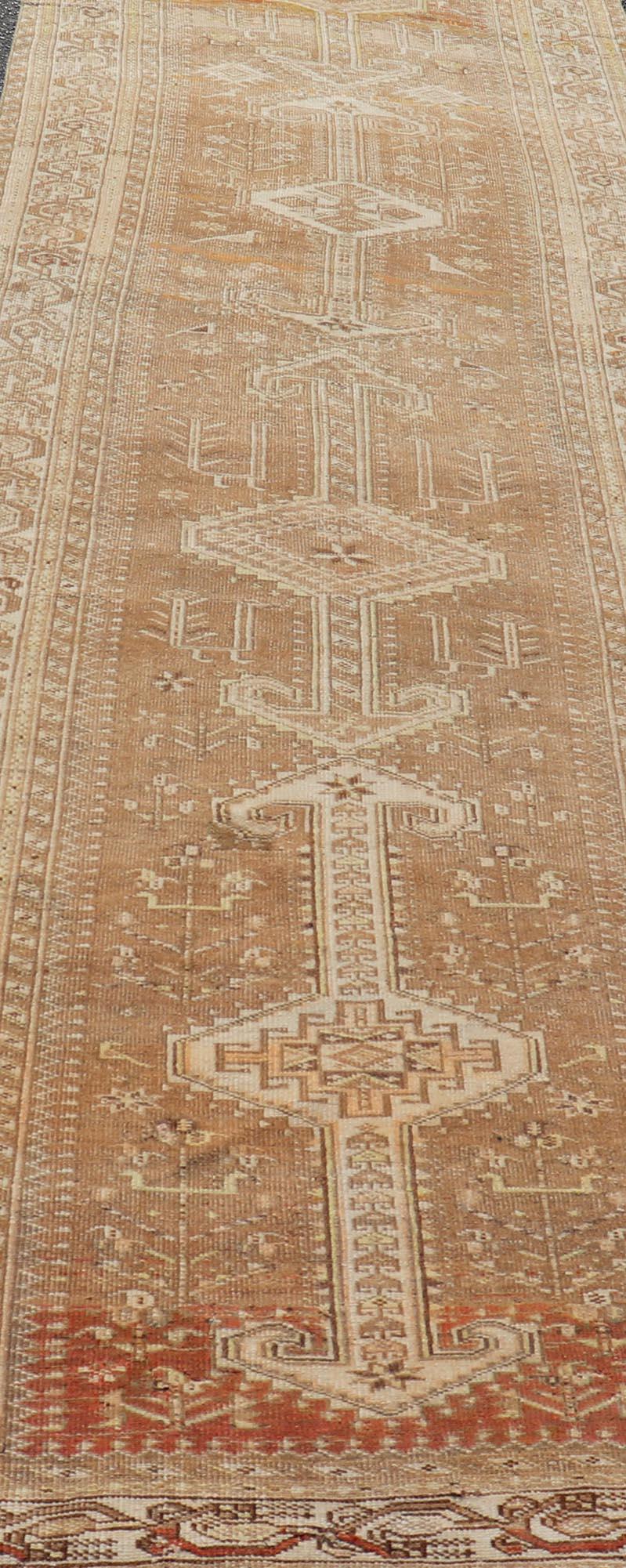 Langer persischer Heriz-Läufer mit zentralen Medaillons in Brown & Tan   3'9 x 14'3 (20. Jahrhundert) im Angebot