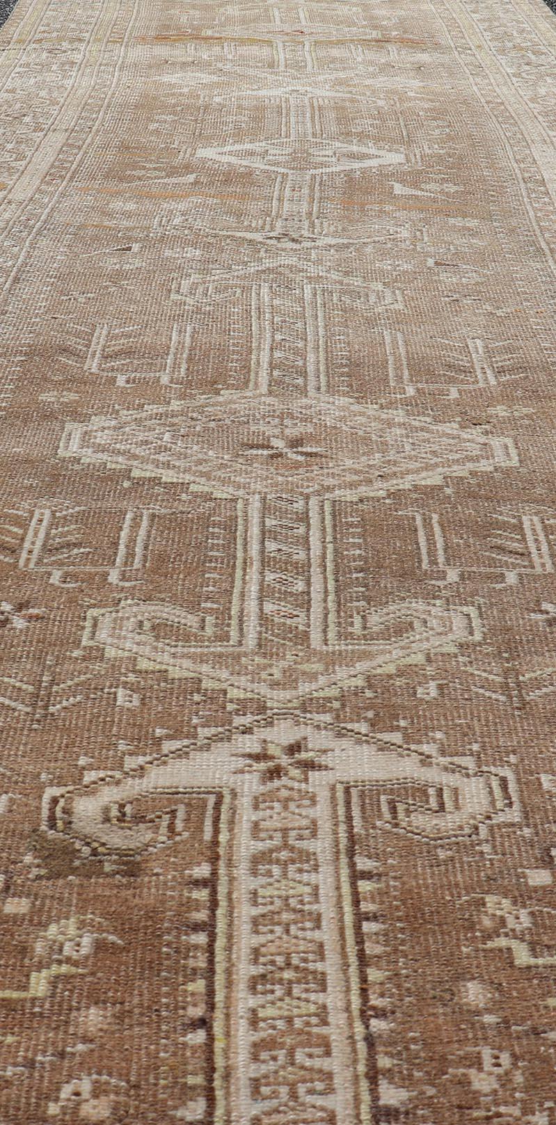 Langer persischer Heriz-Läufer mit zentralen Medaillons in Brown & Tan   3'9 x 14'3 (Wolle) im Angebot