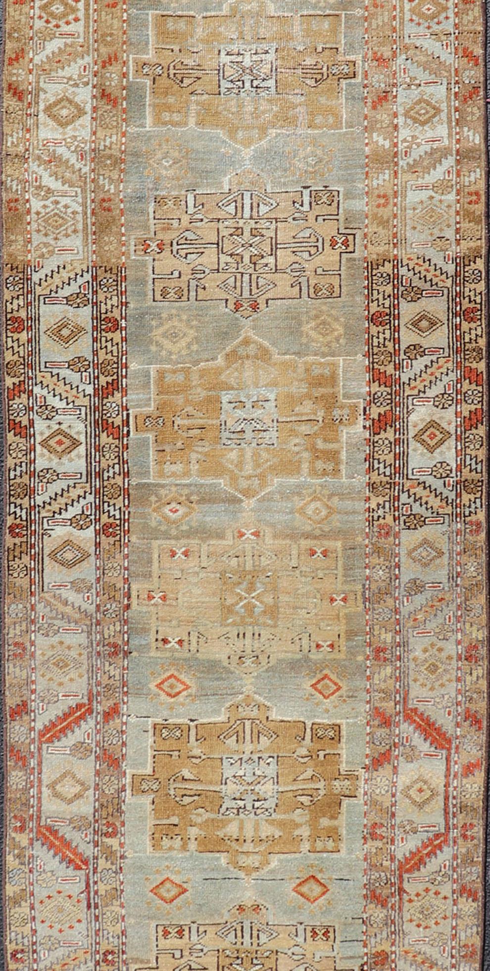 Langer persischer Heriz-Läufer mit zentralen Medaillons in mehrfarbigen Farbtönen (Persisch) im Angebot