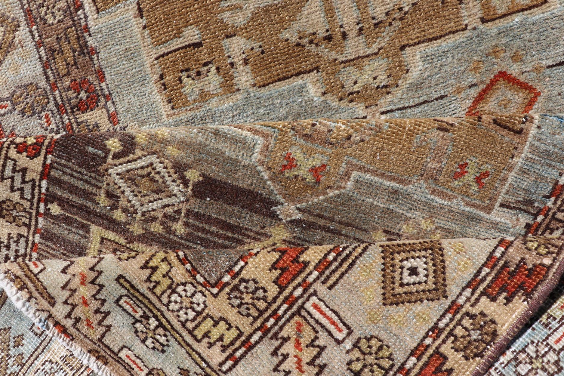 Langer persischer Heriz-Läufer mit zentralen Medaillons in mehrfarbigen Farbtönen (Wolle) im Angebot