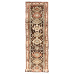 Runner lungo persiano curdo con disegno a medaglione in marrone, arancione e crema