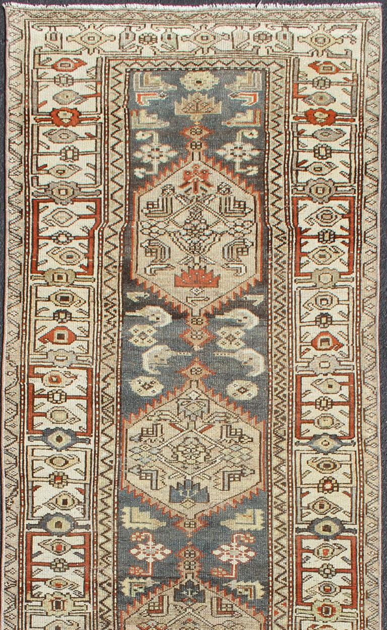 Antiker persisch-kurdischer langer Läufer mit Stammesmedaillons, Teppich SUS-1908-115, Herkunftsland / Typ: Iran oder Kurdisch, um 1900. Langer persisch-kurdischer Läufer in Anthrazit und grauem Hintergrund.
Dieser antike persisch-kurdische Läufer