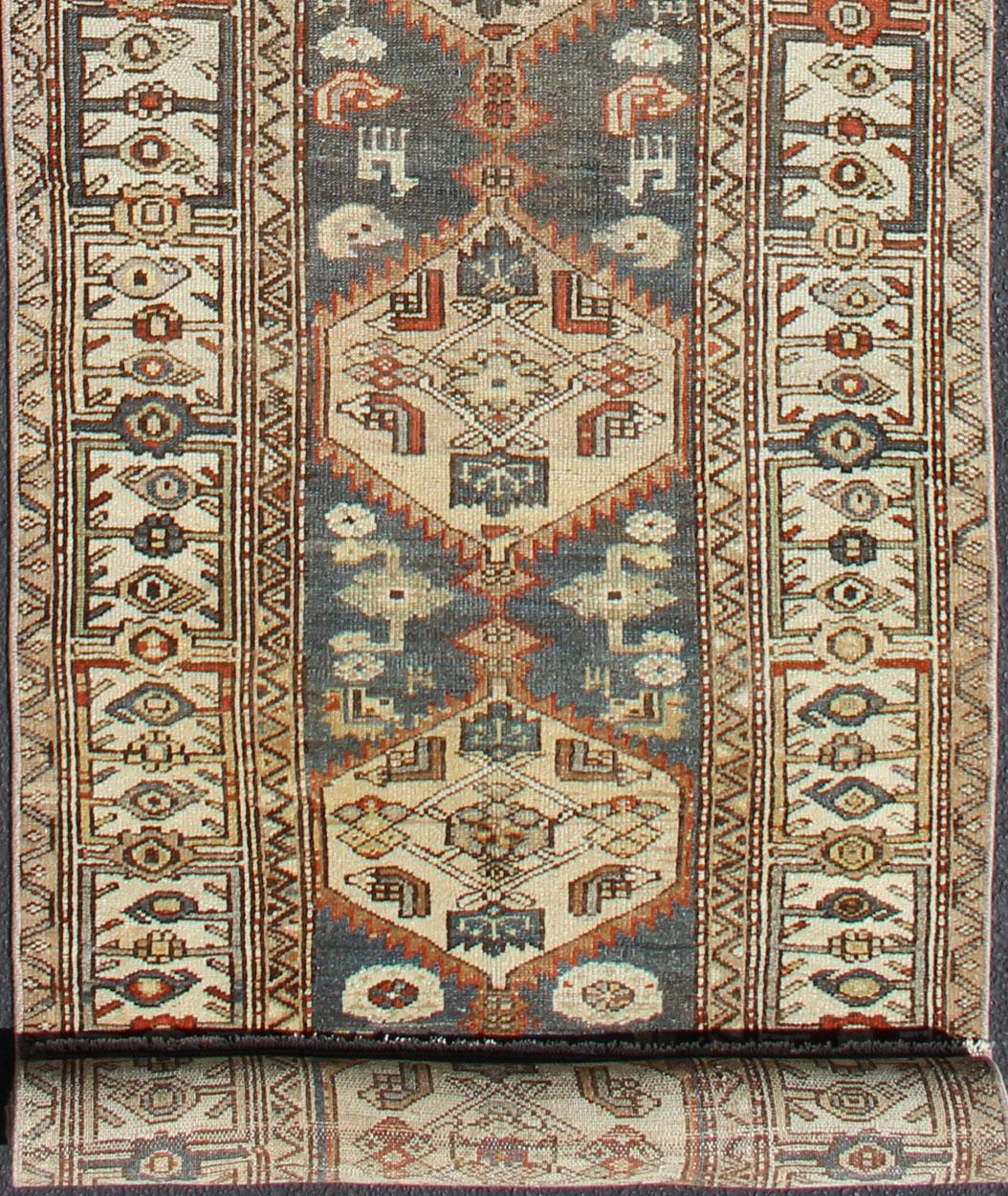 Langer persisch-kurdischer Läufer mit Medaillon-Muster in Anthrazit:: Elfenbein und Rot (Stammeskunst) im Angebot