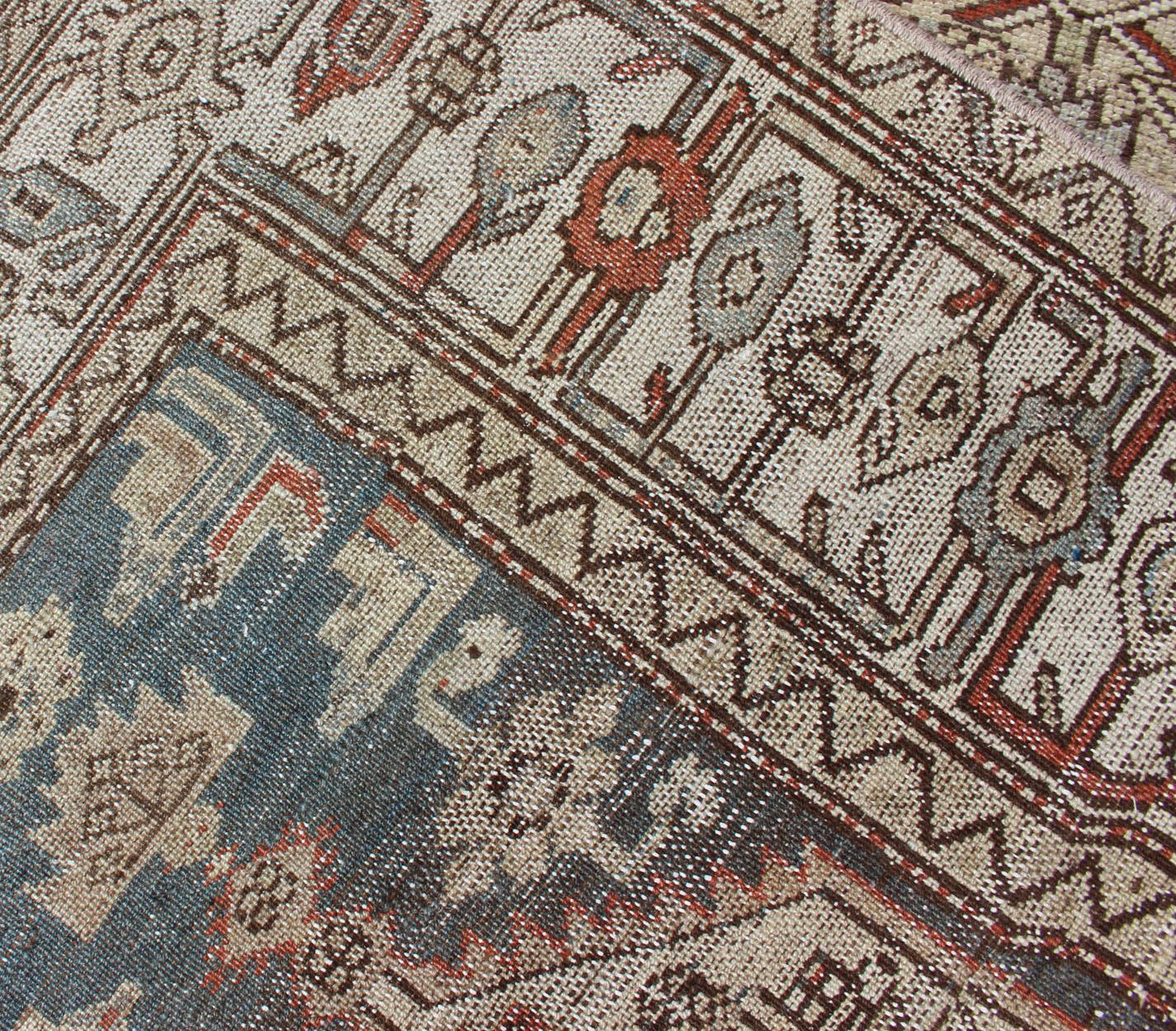 Langer persisch-kurdischer Läufer mit Medaillon-Muster in Anthrazit:: Elfenbein und Rot (Persisch) im Angebot