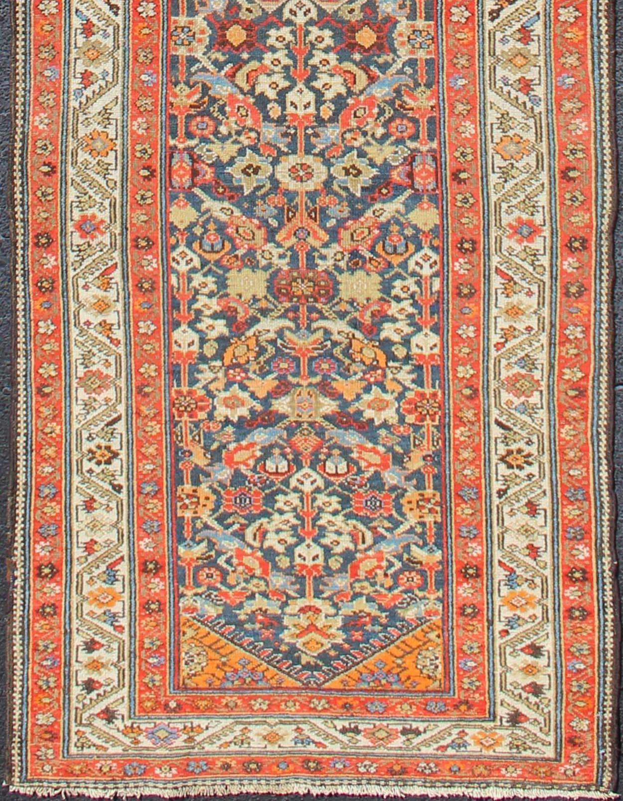 Langer persischer Läufer mit blauem und orangefarbenem geometrischem Allover-Muster (Persisch) im Angebot