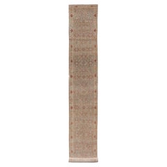 Long tapis de couloir persan Tabriz au design sophistiqué Keivan Woven Arts 