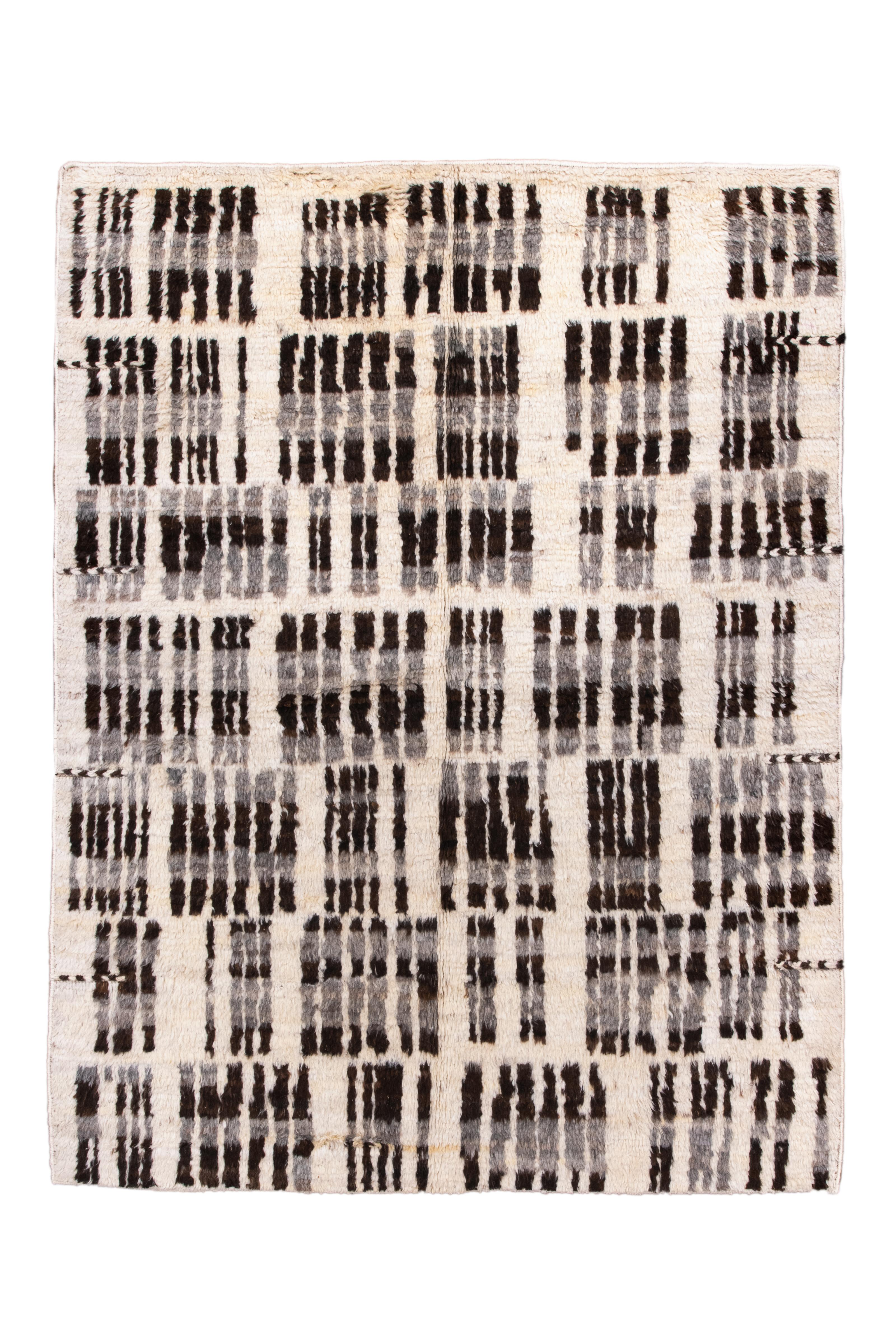Esta pieza bitonal de pelo largo, negro y blanco hueso, muestra siete filas de agrupaciones erráticas de barras negras verticales de grosor variable, con acentos en gris franela. La separación tanto de los grupos de compases como de las líneas