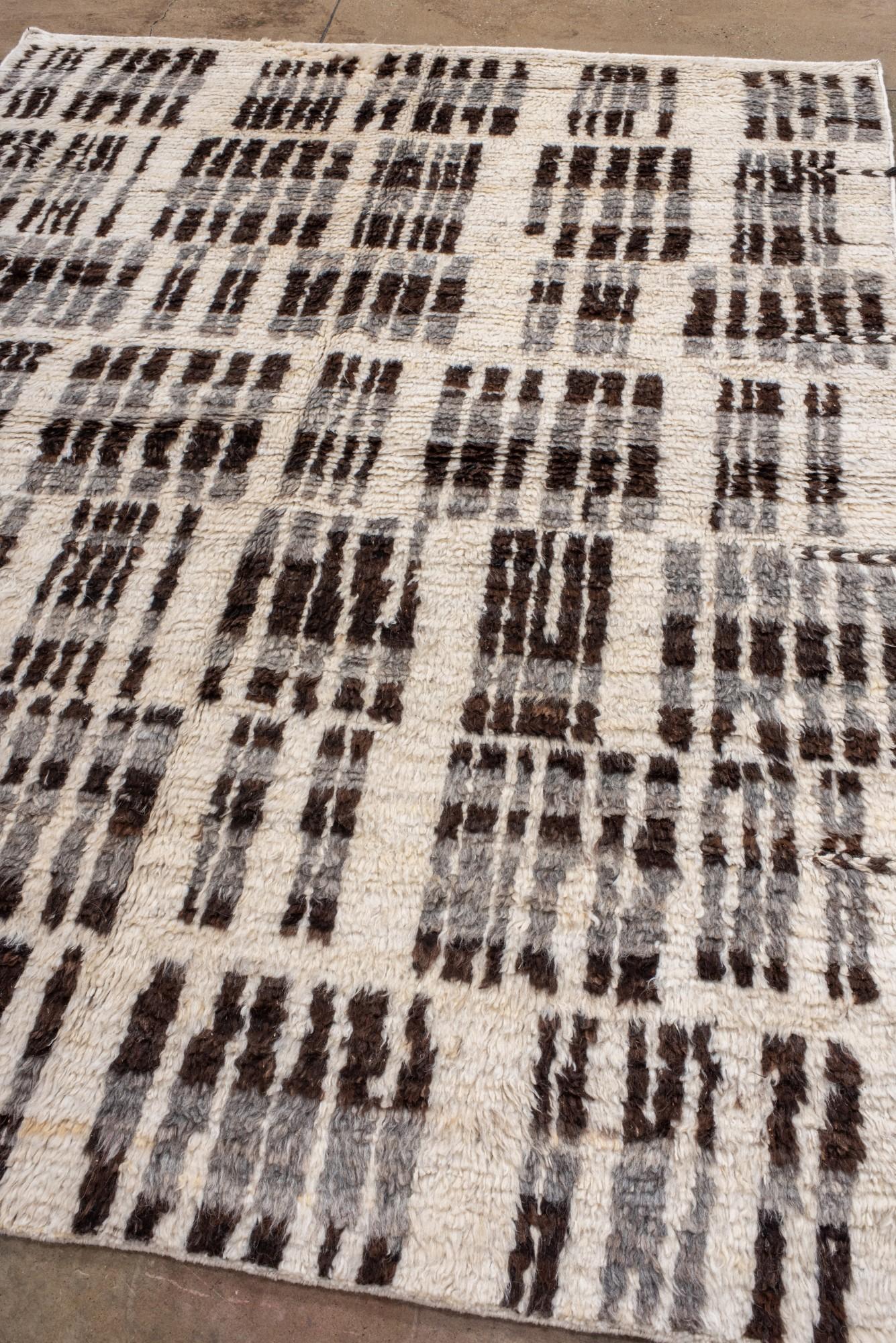 Alfombra Marroquí de Pelo Largo con Campo Blanco y Barras Negras Anudado a mano en venta