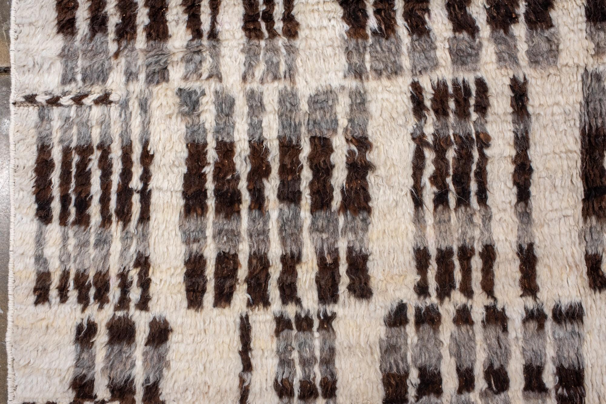 Alfombra Marroquí de Pelo Largo con Campo Blanco y Barras Negras Siglo XXI y contemporáneo en venta