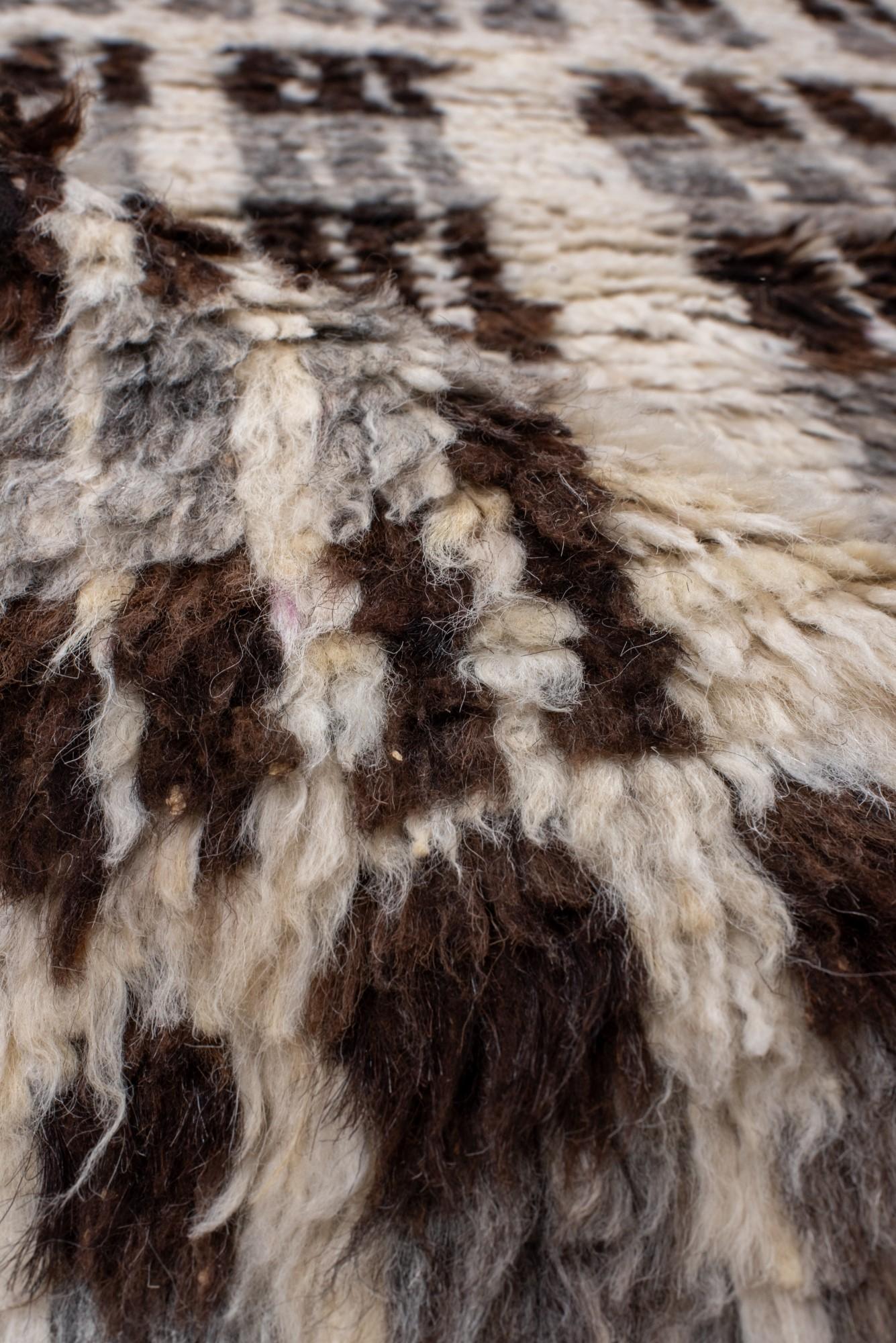 Alfombra Marroquí de Pelo Largo con Campo Blanco y Barras Negras en venta 1