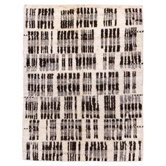 Tapis marocain à poils longs avec champ blanc cassé et barres noires