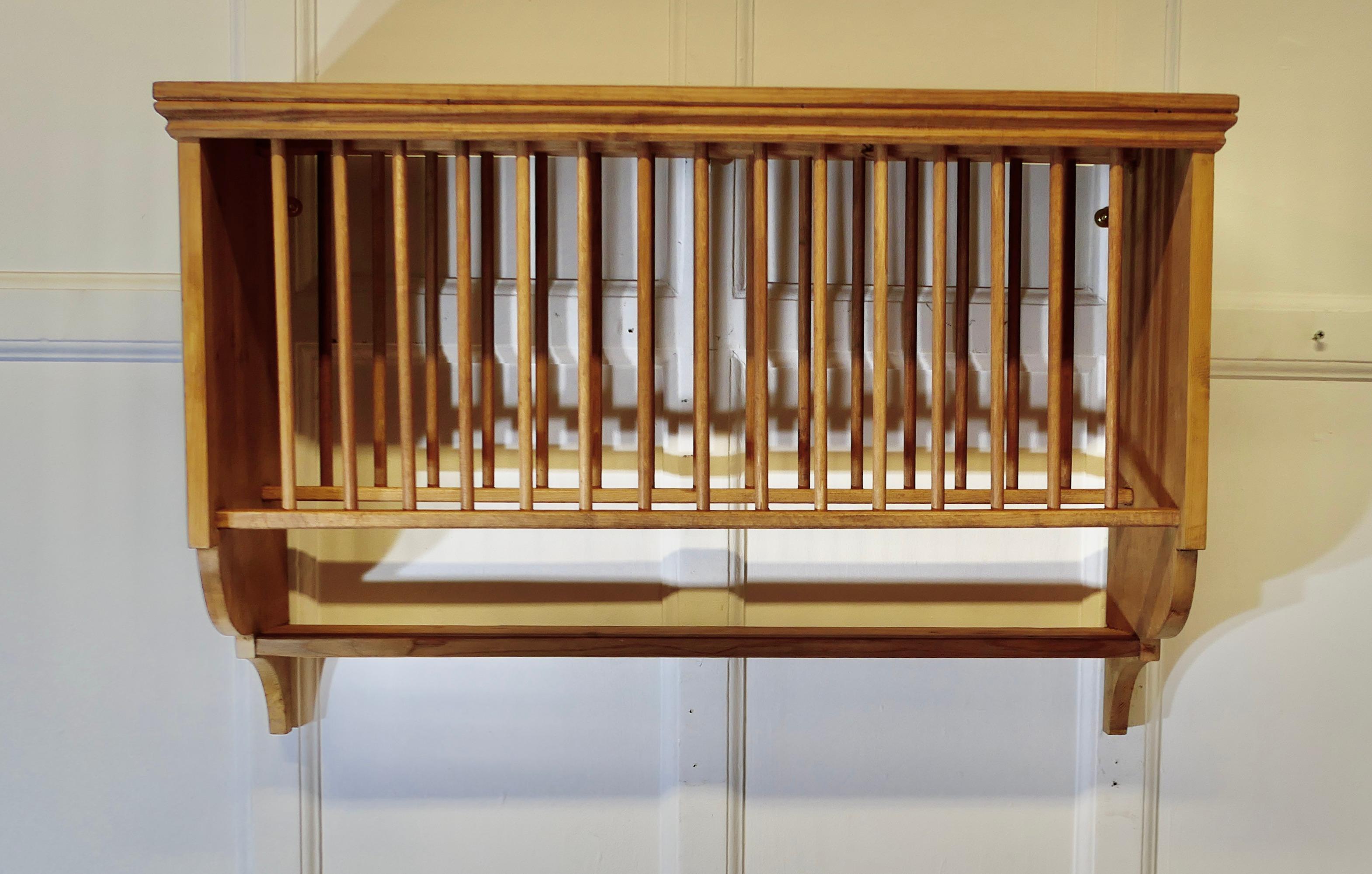 Mid-Century moderno Scolapiatti da appendere a parete in pino lungo   Questo utile pezzo è appeso alla parete in vendita