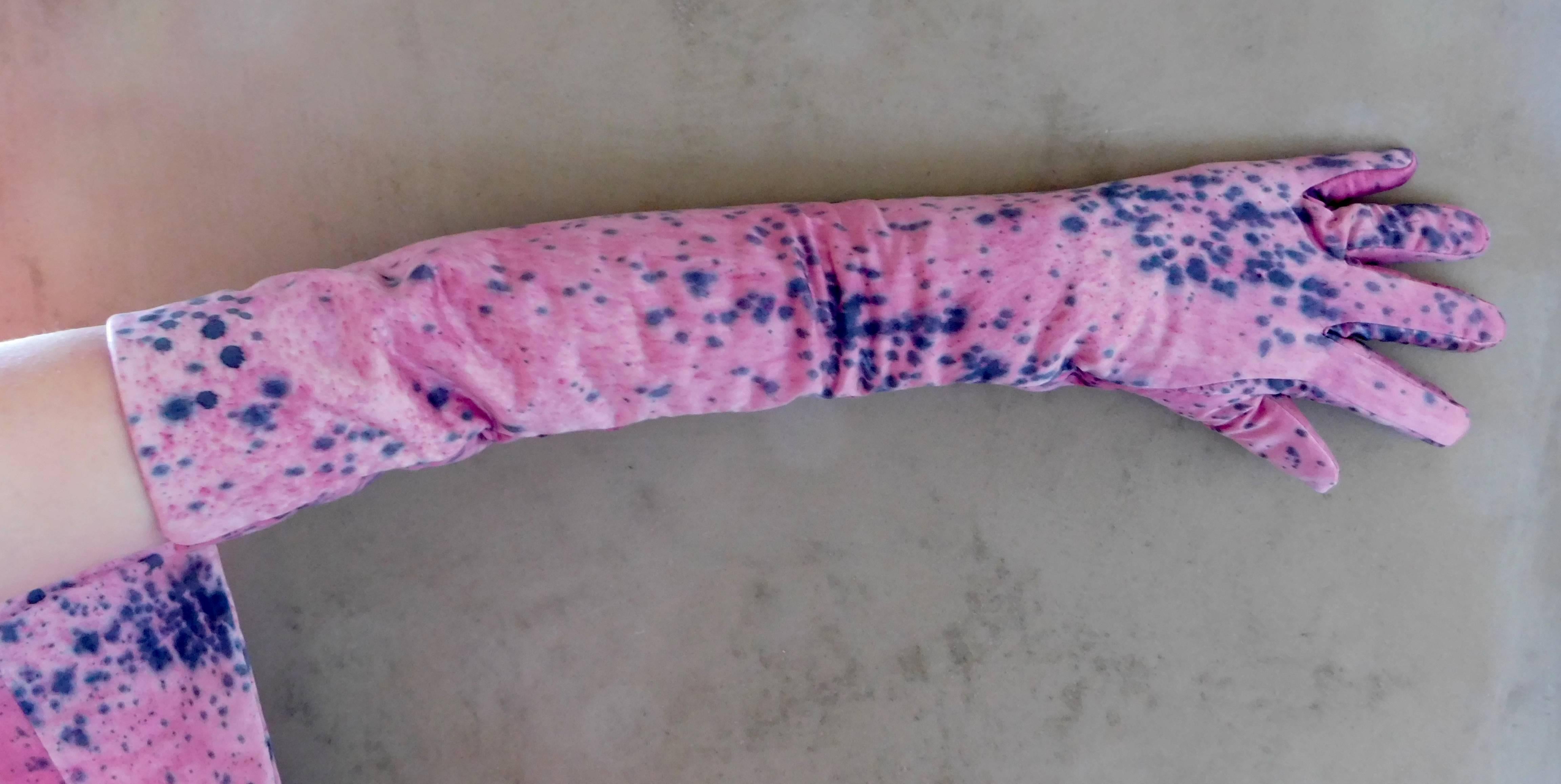  Long Pink Silk Gloves with Hand Dyed Spatter Pattern By Katrien Van Hecke In New Condition For Sale In Antwerp, BE