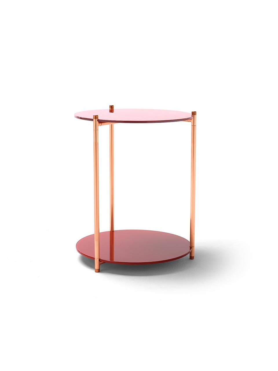 Moderne Table d'appoint moderne du 21e siècle avec base en cuivre et étagères en verre peintes à l'arrière en vente