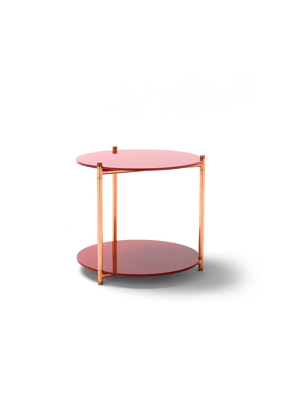 The Long Playing side tables stem from the eponymous étagère and feature the same play of materials: an essential but rich copper structure supporting two circular shelves made of back-painted glass. The rich warm metal of the base plays beautifully