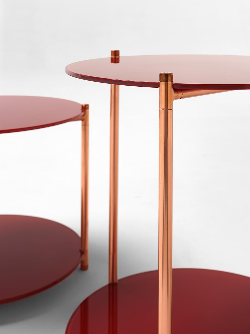 italien Table d'appoint moderne du 21e siècle avec base en cuivre et étagères en verre peintes à l'arrière en vente
