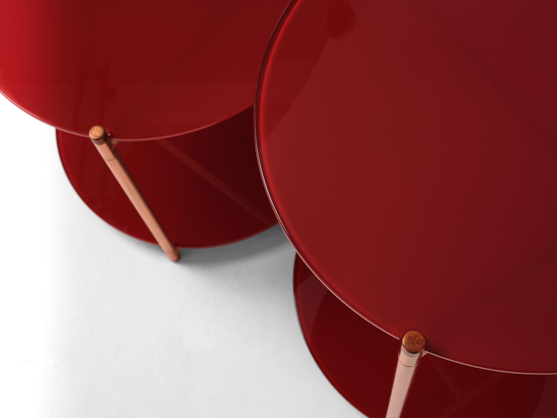 Autre Table d'appoint moderne du 21e siècle avec base en cuivre et étagères en verre peintes à l'arrière en vente