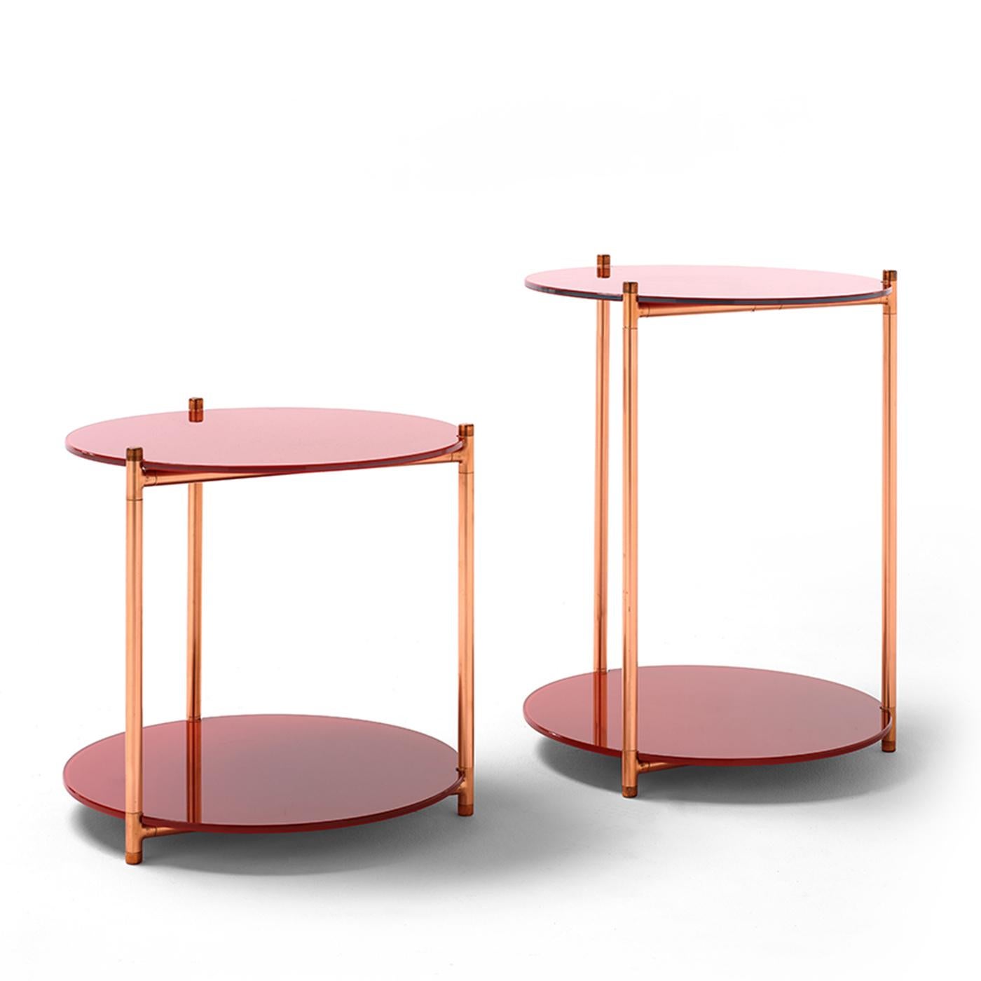 The playful yet refined character of this side table will add a sophisticated accent to any decor. Three vertical, cylindrical elements made of steel on the inside and copper on the outside connect the two back-painted glass panels, creating ample