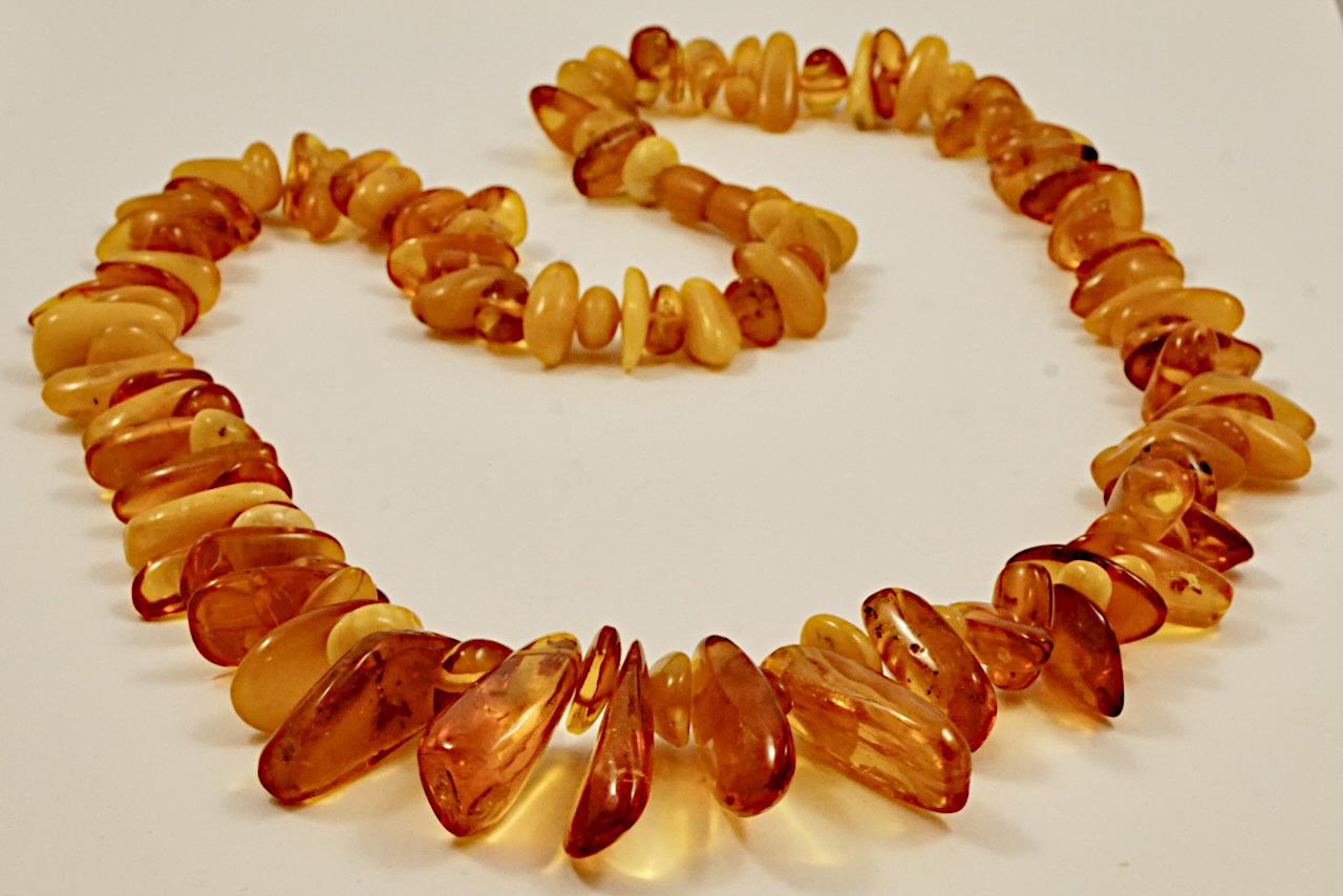 Long Polished Amber Graduated Bead Drop Necklace circa 1930s In Good Condition For Sale In London, GB