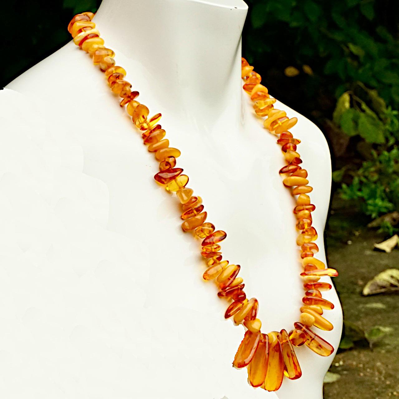 Long Polished Amber Graduated Bead Drop Necklace circa 1930s For Sale 1