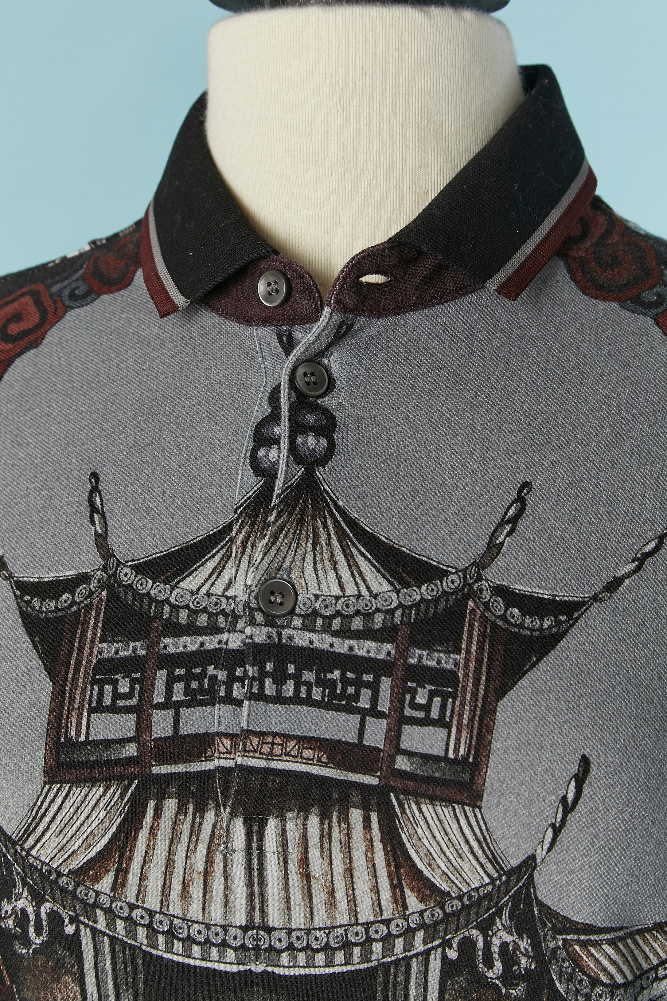 Long Polo shirt with chinese print pattern. Fabric composition: cotton. 
Button and buttonhole closure on the top middle front. Small split on both side on the bottom
SIZE on tag 44 (It) 40 (Fr) but fit M 