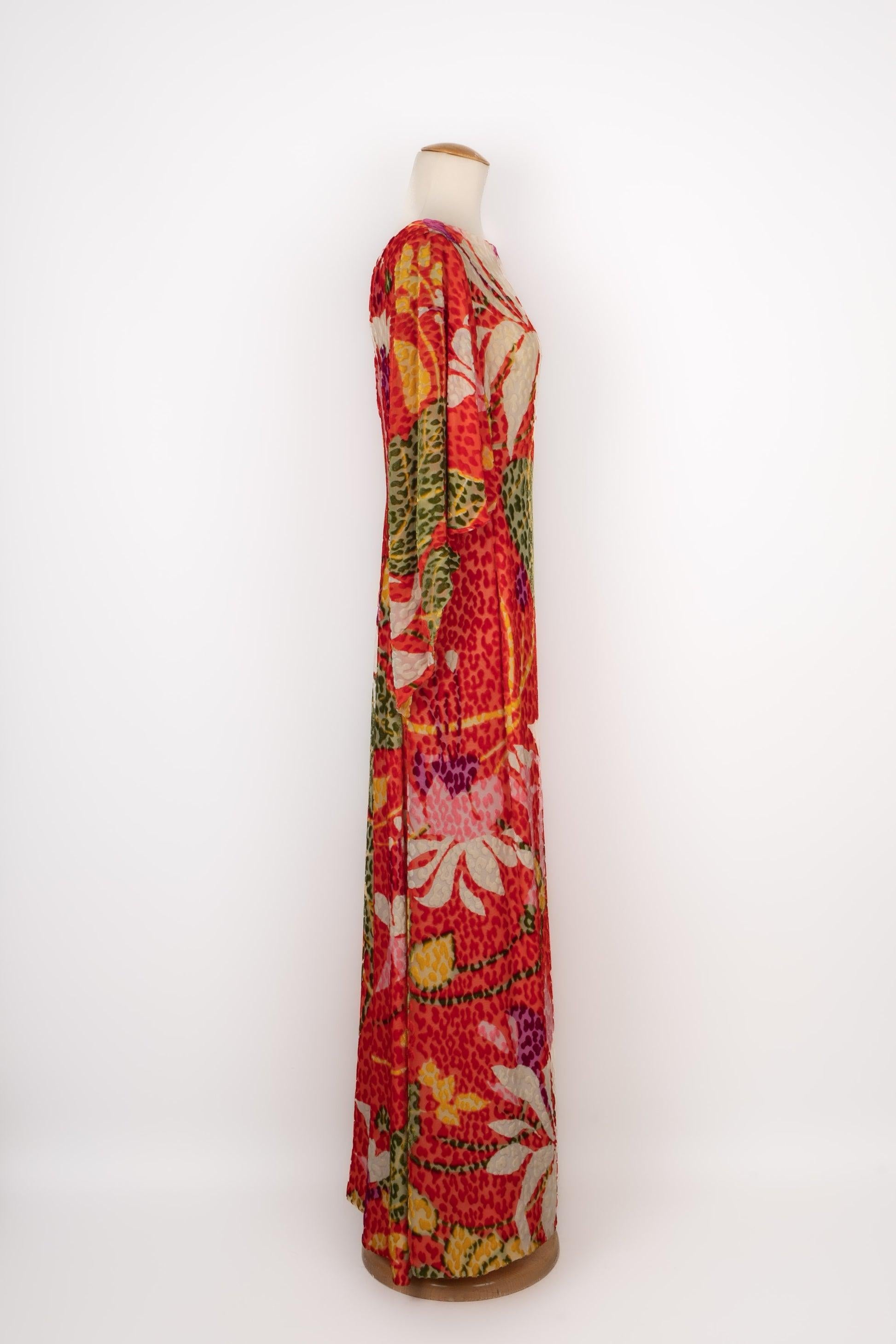 Longue robe de velours dévoré polychrome à décor végétal. Manque les étiquettes de taille et de composition, il convient à un 40FR.

Informations complémentaires :
Condit : Très bon état.
Dimensions : Poitrine : 42 cm - Taille : 40 cm - Longueur des