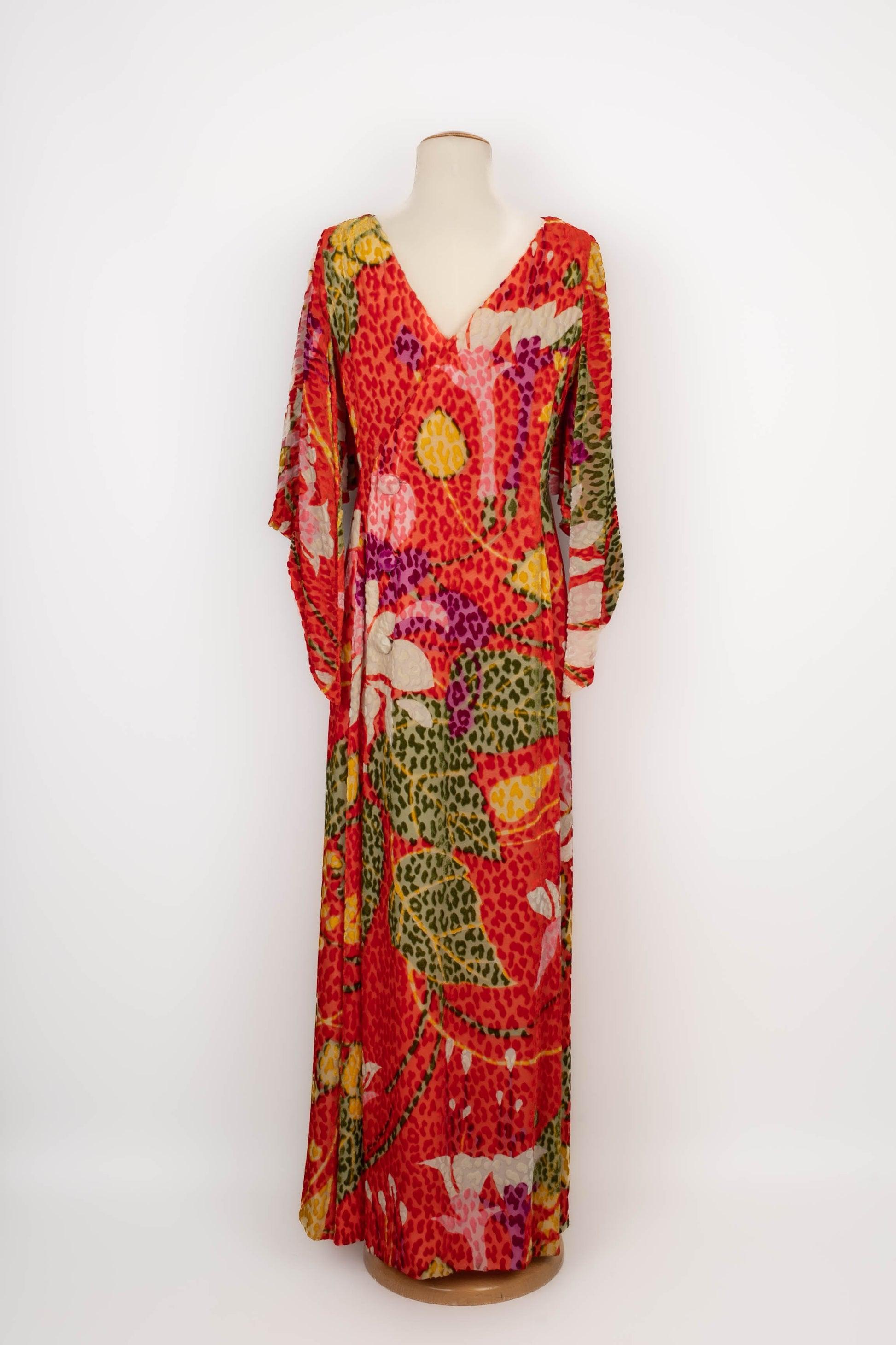 Marron Robe longue en velours dévoré polychrome, 1970 en vente